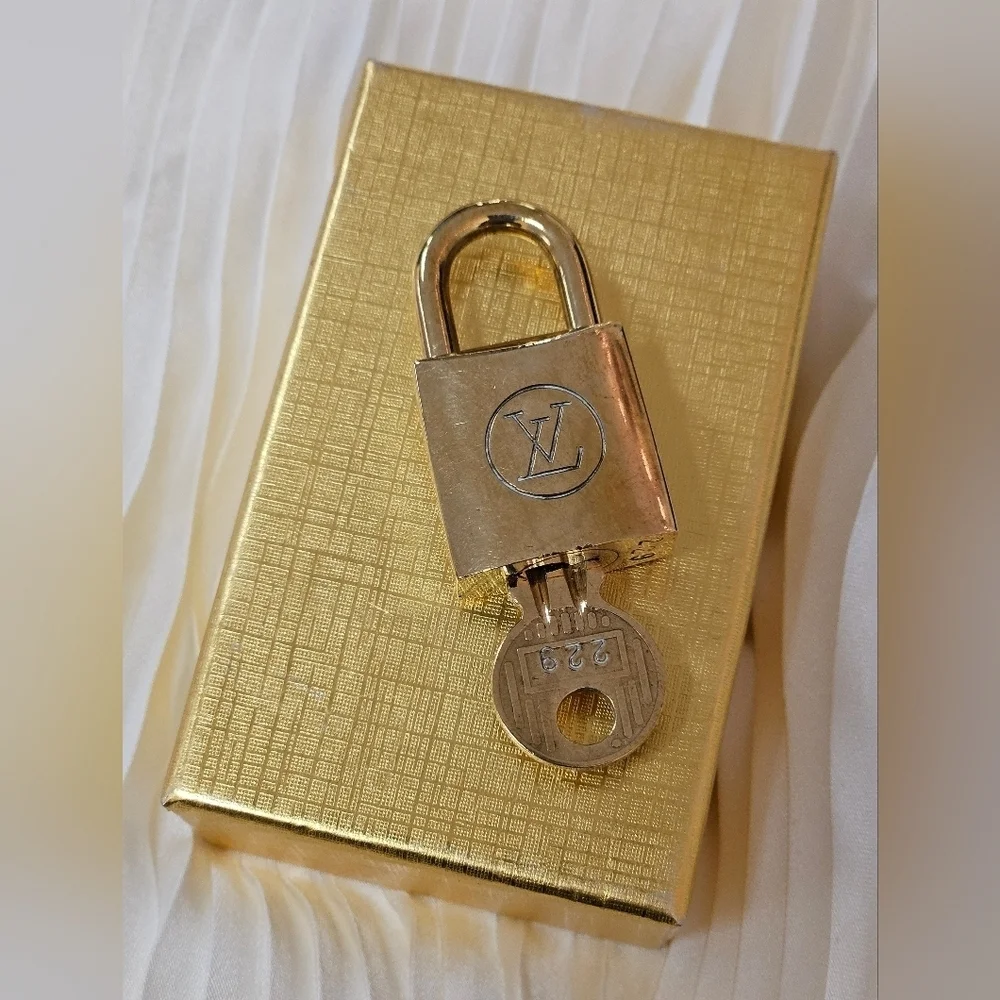 Louis Vuitton elegant gold